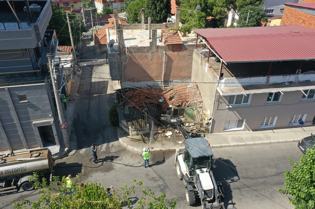 Konak’ta Metruk Bina Yıkımları Hız Kazandı